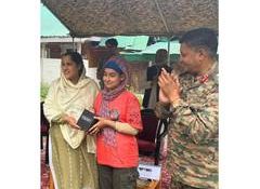 J-K: Vajr Division GOC felicitates women participants of Tithwal Day Marathon in Karnah