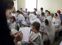 Pakistan Teachers Oppose School Privatisation, Warn Of Job Losses And Low Pay
