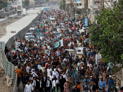 Dry taps, boiling tempers: Angry Karachi residents block major hub over 4-month water crisis