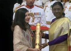 Alka Yagnik conferred with Padma Bhushan by President Droupadi Murmu