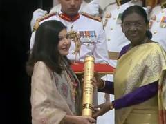 Alka Yagnik conferred with Padma Bhushan by President Droupadi Murmu