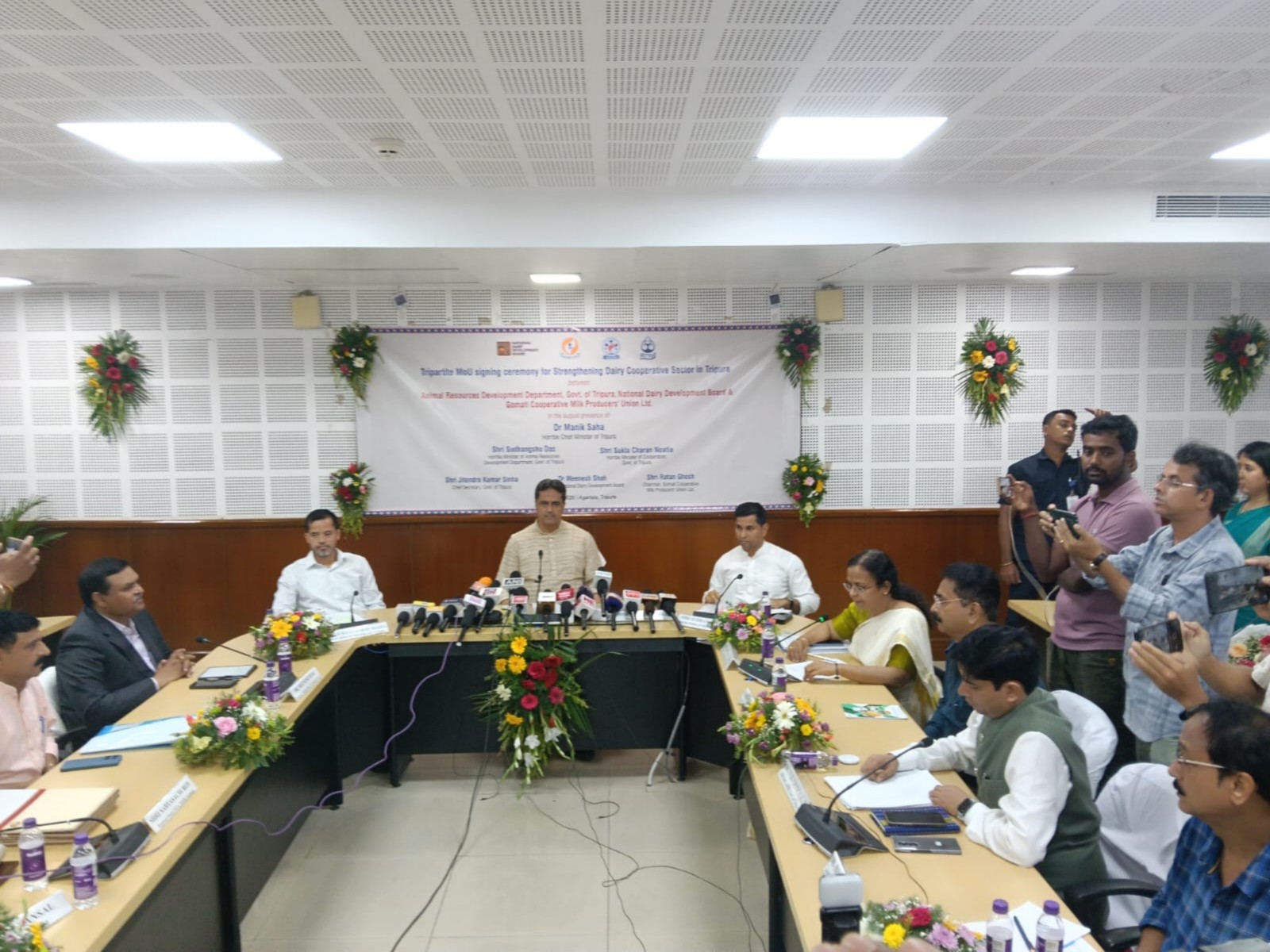 Tripura signs landmark tripartite MoU with NDDB (Photo/ANI) Tripura signs landmark tripartite MoU with NDDB (Photo/ANI)