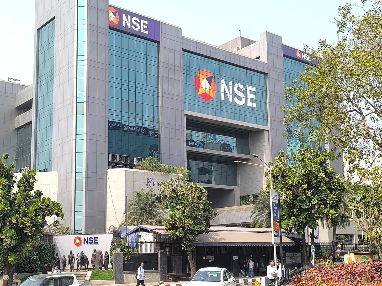 Markets end flat ahead of RBI policy review