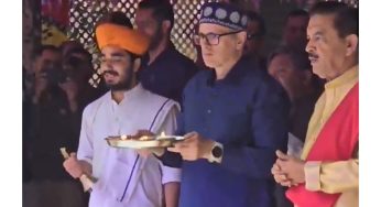 J-K CM offers prayers at Kheer Bhawani temple