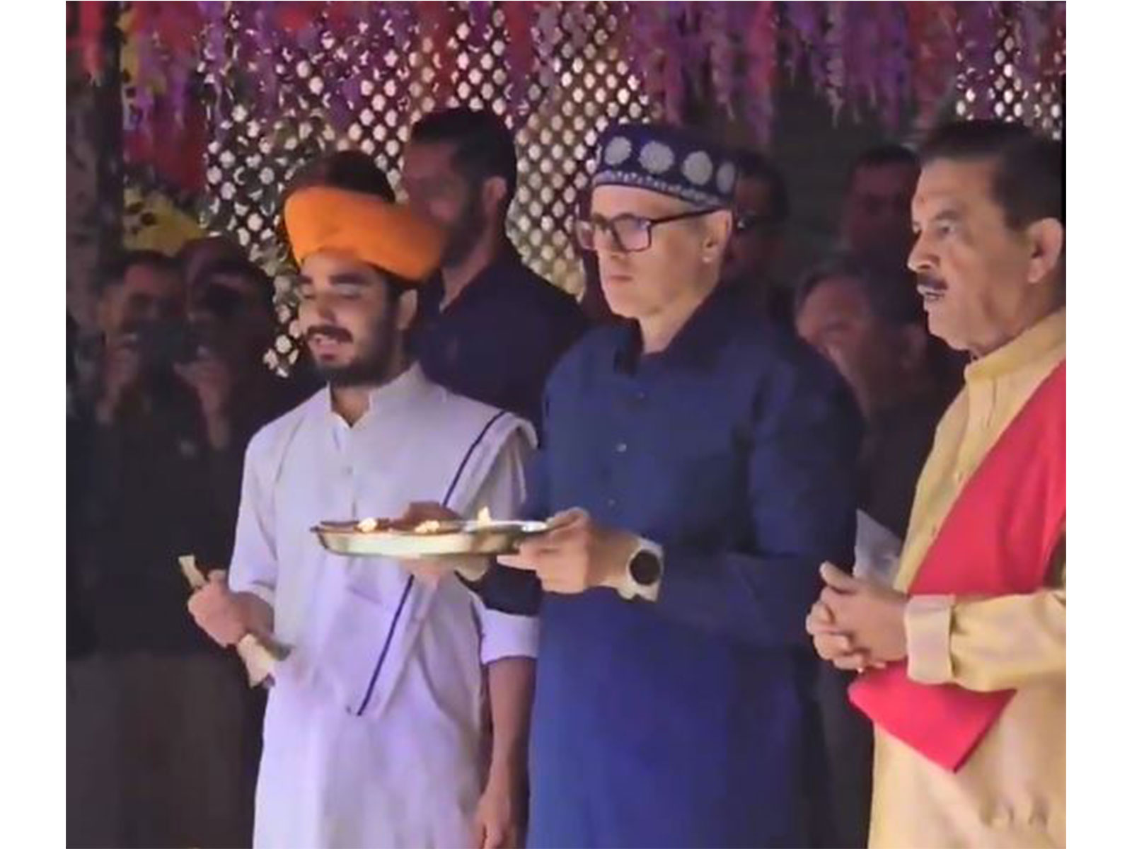 J-K CM offers prayers at Kheer Bhawani temple