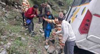 Bus carrying pilgrims escapes crash on Badrinath highway