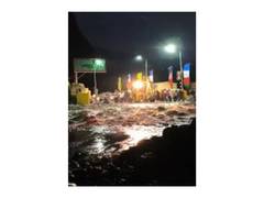 Flash flood near Jispa brings traffic to a standstill; police suspend movement towards affected stretch