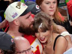 'JusT&T Married': Taylor Swift, Travis Kelce share wedding news on giant screens outside MSG