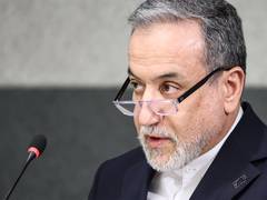 "Honor your signature": Araghchi refutes to discuss final deal with US if "threats continue"