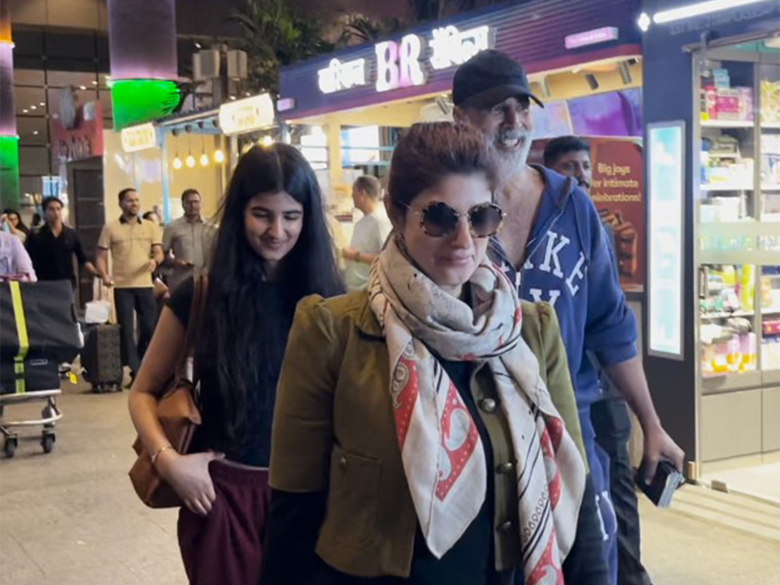 Akshay Kumar, Twinkle Khanna with daugther Nitara (Image source: ANI)