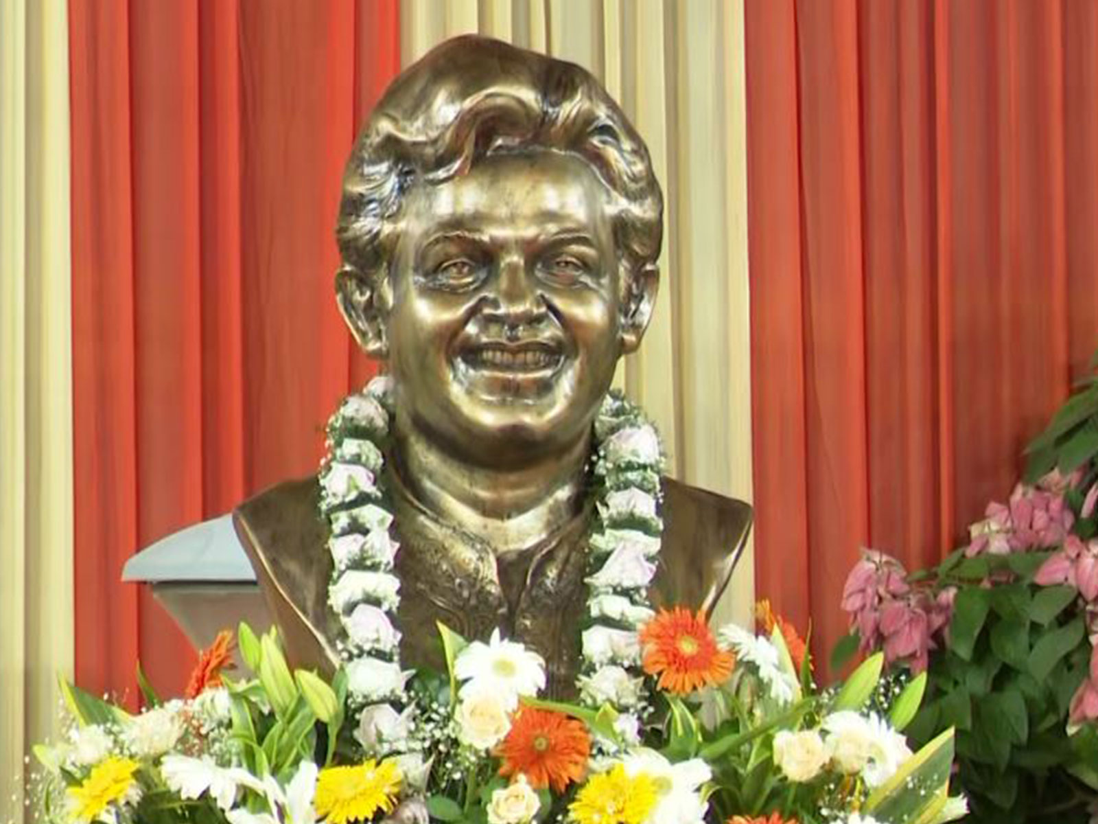 Uttam Kumar's statue (Photo/ANI) Uttam Kumar's statue (Photo/ANI)