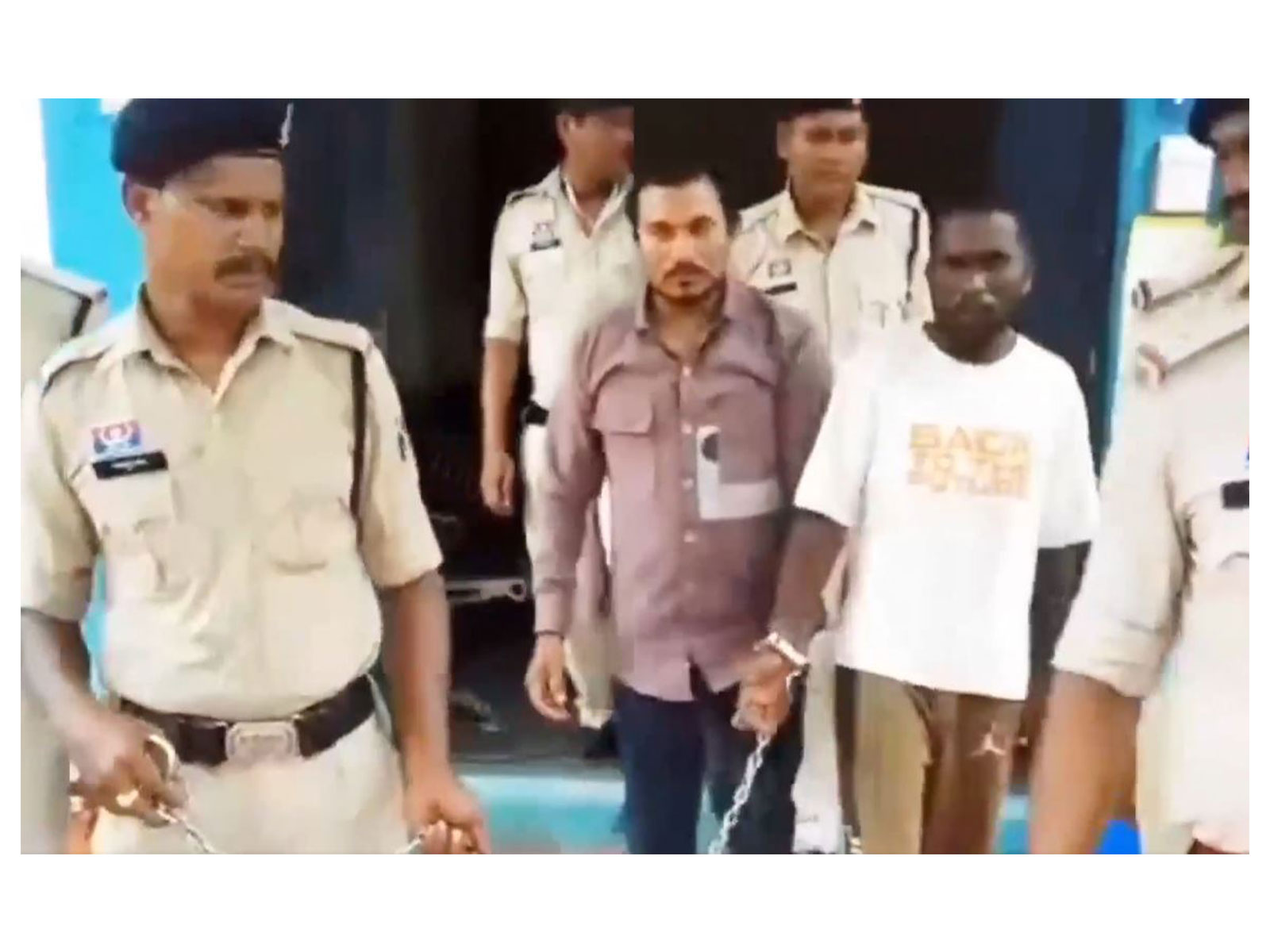 Two interstate drug smugglers arrested in Gariaban (Photo/ANI) Two interstate drug smugglers arrested in Gariaban (Photo/ANI)