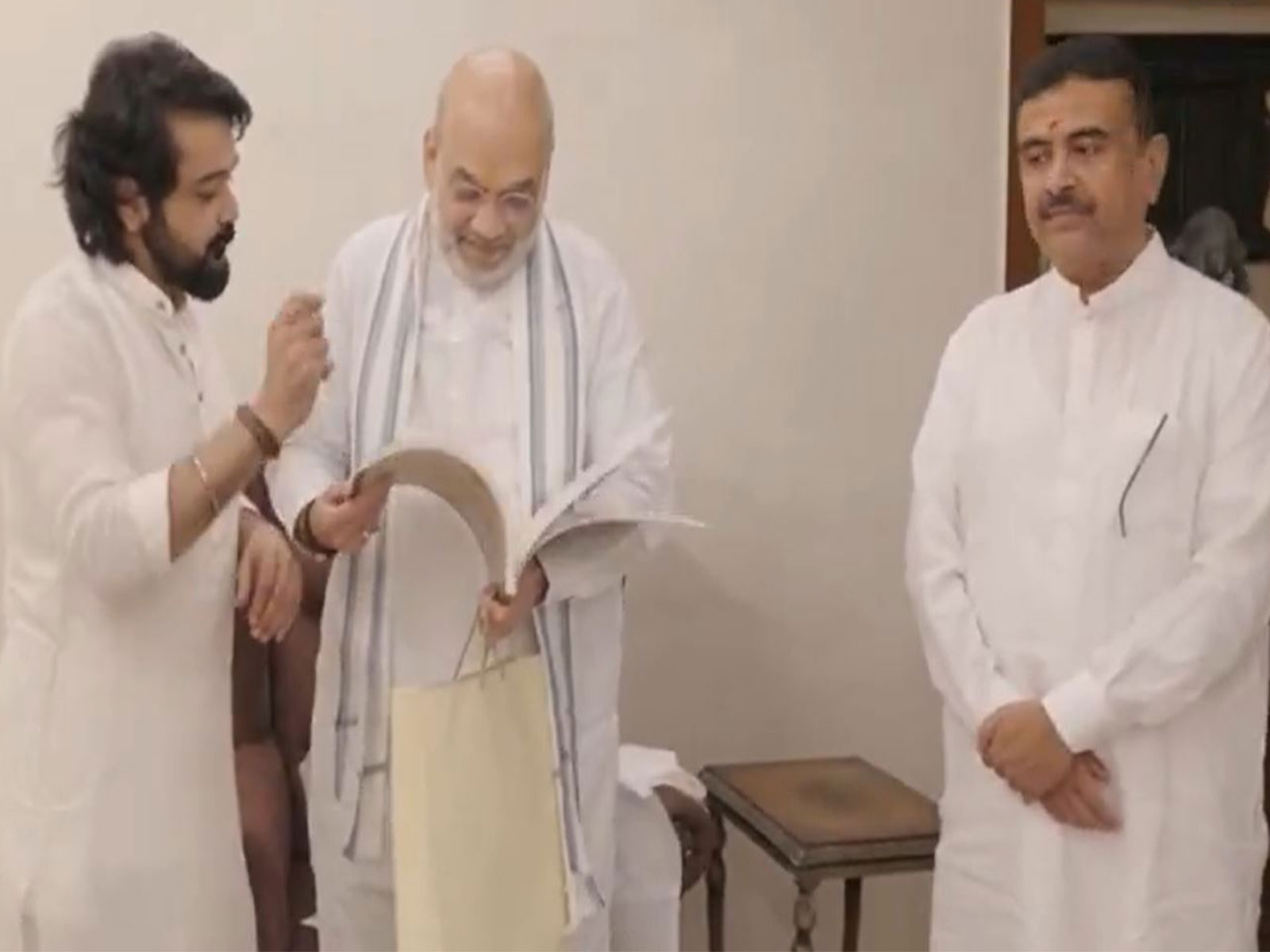 Union Home Minister Amit Shah and actor Prosenjit Chatterjee (Photo/ANI) Union Home Minister Amit Shah and actor Prosenjit Chatterjee (Photo/ANI)