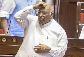 Kharge, Priyanka slam govt over lathicharge at students over paper leaks
