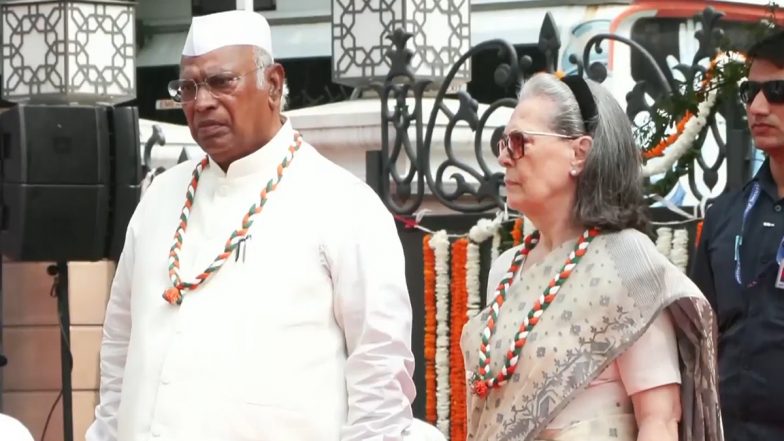 Congress Working Committee decides to sing only 2 stanzas of Vande Mataram that was passed in 1937 resolution