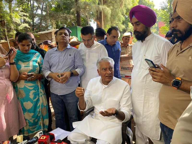Jakhar reaches Circuit House to expose ‘hijacking’ of Punjab govt accommodation