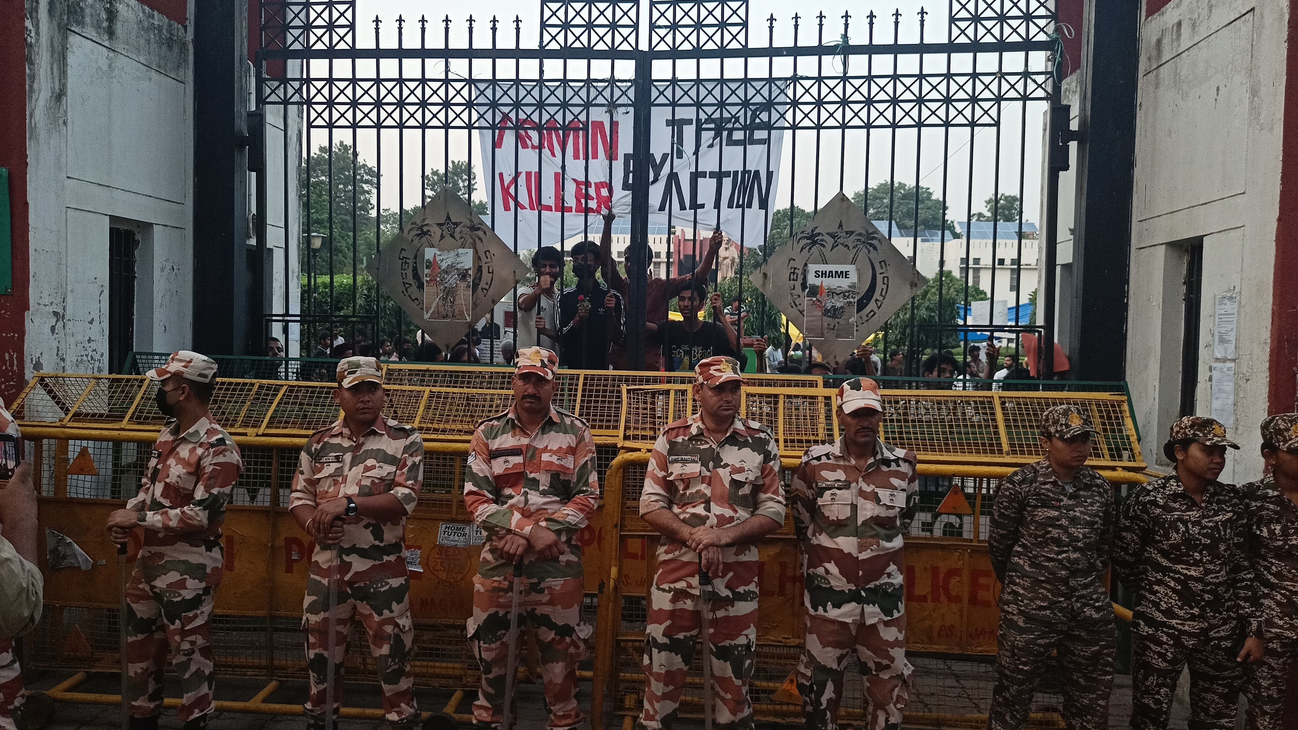 Jamia protest escalates as campus gates, libraries, Canteen shut, students face off with cops